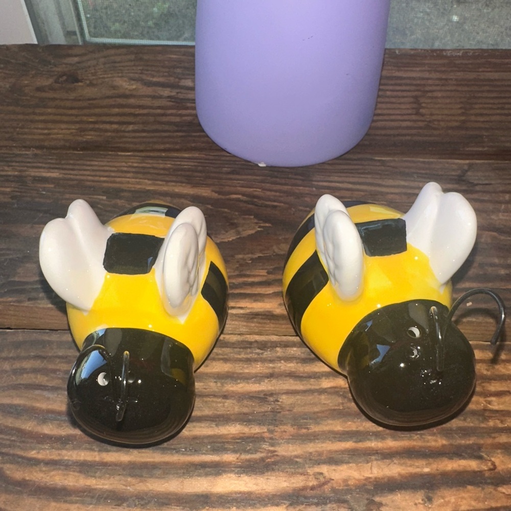 Busy Bumblebee Salt and Pepper Shakers - NIB - Picture 5 of 7